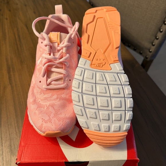 Brand New Nike "AIR MAX MOTION LW ENG" Women's Size 9 - Picture 4 of 5